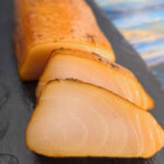 Butterfisch kaltgeräuchert in Scheiben auf Schieferplatte