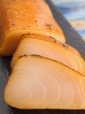 Butterfisch kaltgeräuchert in Scheiben auf Schieferplatte