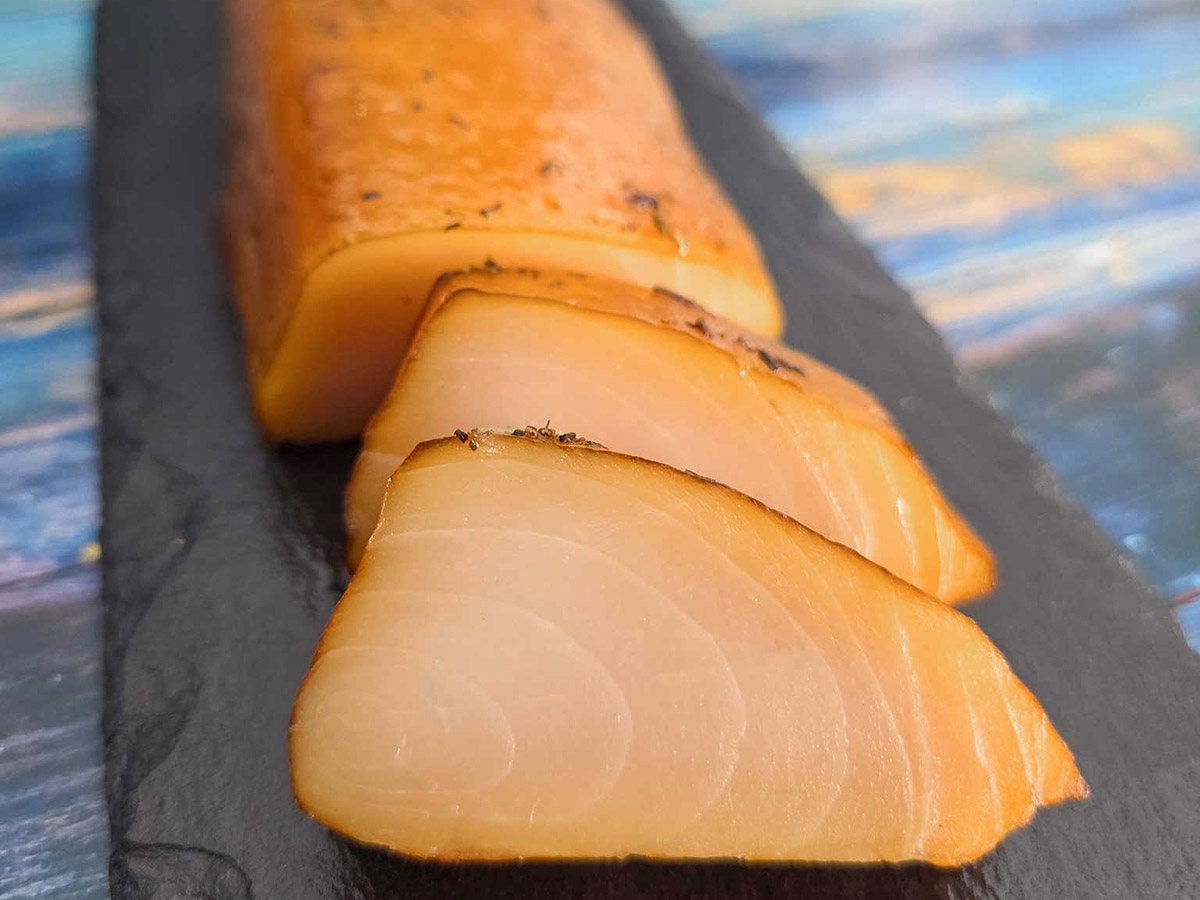 Butterfisch kaltgeräuchert in Scheiben auf Schieferplatte